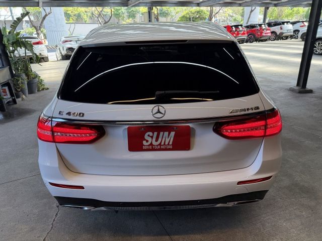 正17年 E200 Estate Avantagarde 2.0L - 免鑰匙摸門/全景天窗/電熱椅/導航/定速/電尾門  第4張相片