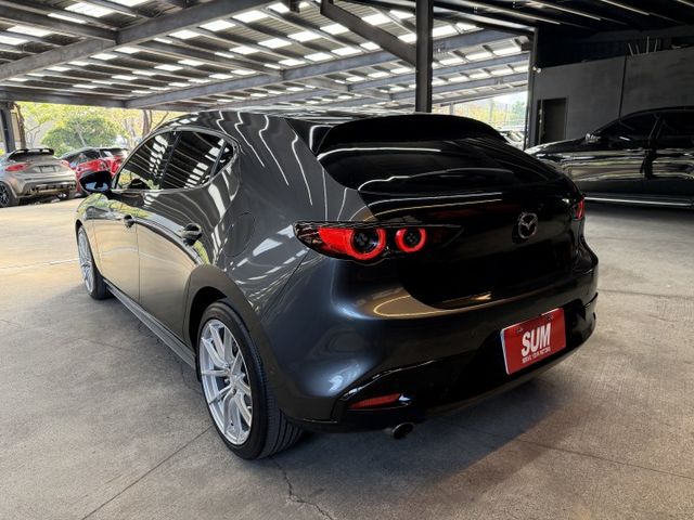 20/21年式 Mazda 3 5D 旗艦進化型 2.0L - 碳纖方向盤/跟車/BOSE/環景/改裝鋁圈/記憶電動椅  第3張相片