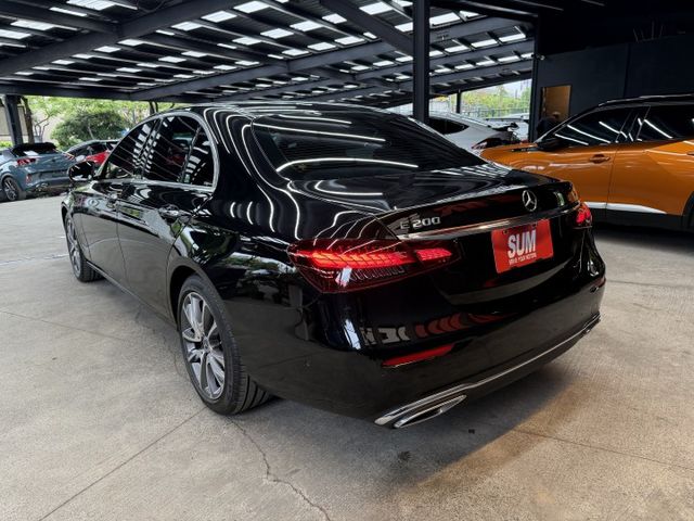 21/22年式 W213 總代理 E200 Luxury 2.0L - 23P/柏林/環景/天窗/摸門/氣氛燈/記憶座椅  第3張相片
