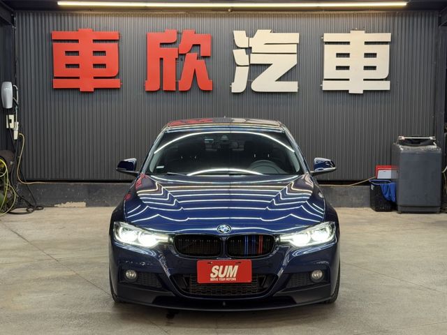 16/17年式 總代理 F30 318i 1.5L - 免鑰匙啟動/摸門解鎖/定速巡航/車道偏移/記憶電動椅/改裝鋁圈/  第2張相片