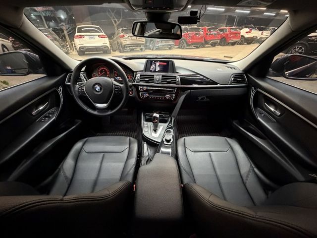 16/17年式 總代理 F30 318i 1.5L - 免鑰匙啟動/摸門解鎖/定速巡航/車道偏移/記憶電動椅/改裝鋁圈/  第9張相片