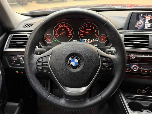 16/17年式 總代理 F30 318i 1.5L - 免鑰匙啟動/摸門解鎖/定速巡航/車道偏移/記憶電動椅/改裝鋁圈/  第10張相片