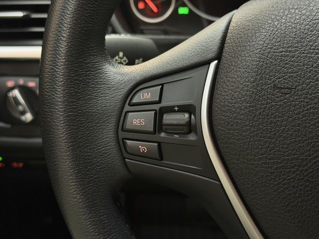 16/17年式 總代理 F30 318i 1.5L - 免鑰匙啟動/摸門解鎖/定速巡航/車道偏移/記憶電動椅/改裝鋁圈/  第11張相片