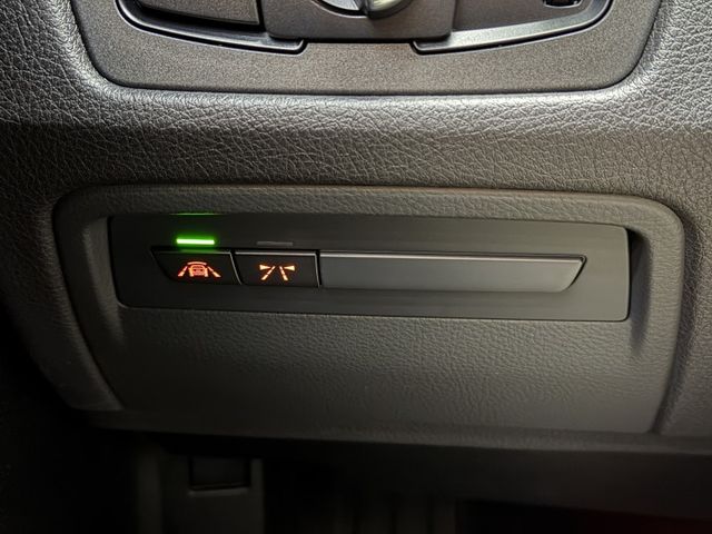 16/17年式 總代理 F30 318i 1.5L - 免鑰匙啟動/摸門解鎖/定速巡航/車道偏移/記憶電動椅/改裝鋁圈/  第13張相片