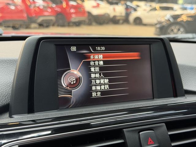16/17年式 總代理 F30 318i 1.5L - 免鑰匙啟動/摸門解鎖/定速巡航/車道偏移/記憶電動椅/改裝鋁圈/  第16張相片