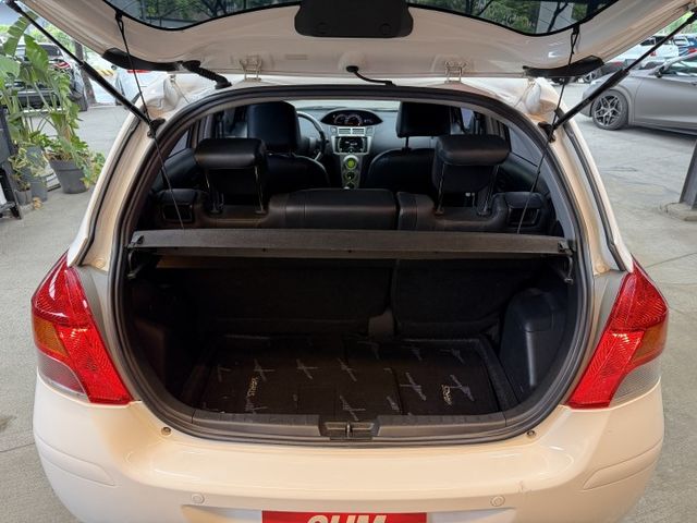 正13年 Yaris G版 1.5L - 原廠皮椅/恆溫空調/方向盤快控鍵/前霧燈/測速雷達偵測/15吋鋁圈/僅跑11萬  第5張相片