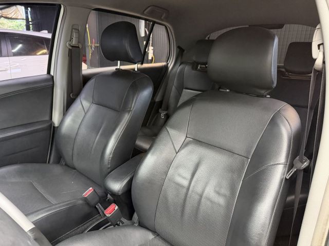 正13年 Yaris G版 1.5L - 原廠皮椅/恆溫空調/方向盤快控鍵/前霧燈/測速雷達偵測/15吋鋁圈/僅跑11萬  第6張相片