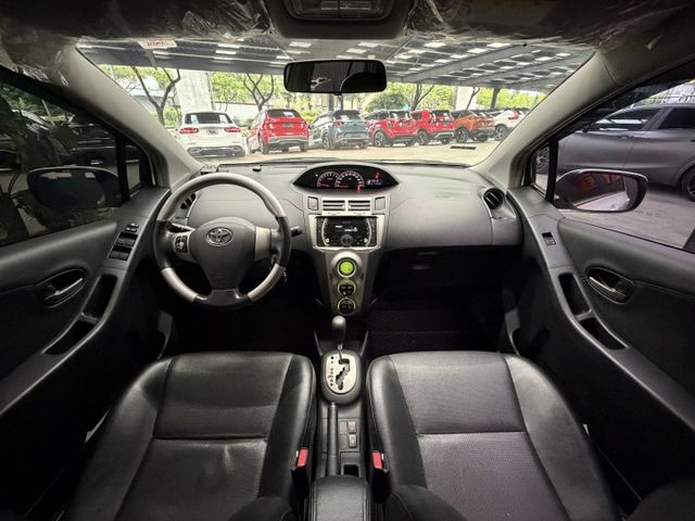正13年 Yaris G版 1.5L - 原廠皮椅/恆溫空調/方向盤快控鍵/前霧燈/測速雷達偵測/15吋鋁圈/僅跑11萬  第8張相片