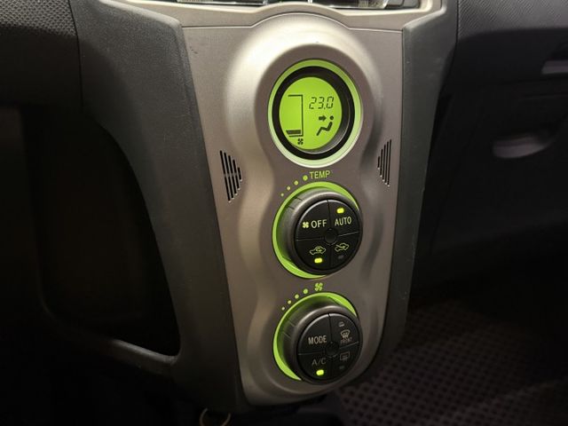 正13年 Yaris G版 1.5L - 原廠皮椅/恆溫空調/方向盤快控鍵/前霧燈/測速雷達偵測/15吋鋁圈/僅跑11萬  第12張相片