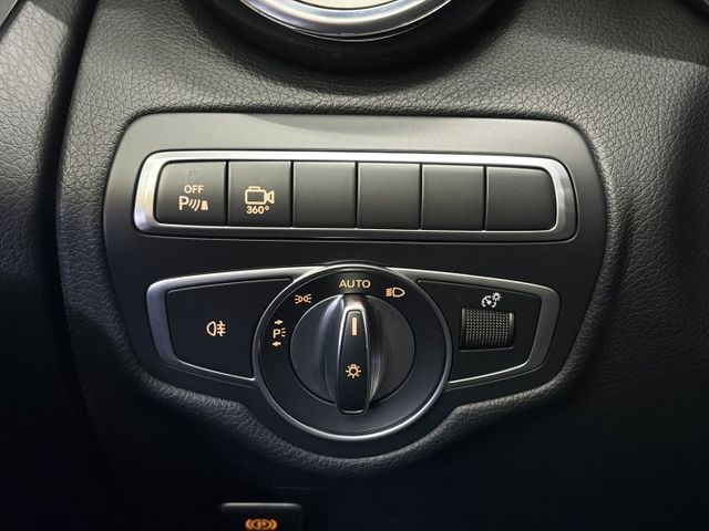 正17年 GLC250 4Matic Coupe 2.0L - 雙魚眼頭燈/免鑰匙摸門/環景影像/盲點/記憶電動椅/電尾  第10張相片