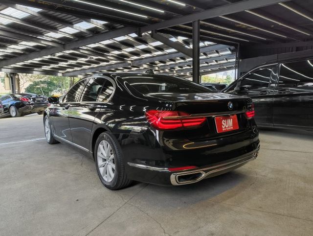 正18年 730i Luxury 2.0T - 5AT/360環景/四區恆溫/電動天窗/LED頭尾燈/14向通風電熱椅  第3張相片