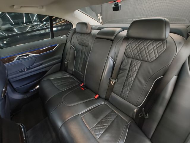 正18年 730i Luxury 2.0T - 5AT/360環景/四區恆溫/電動天窗/LED頭尾燈/14向通風電熱椅  第8張相片