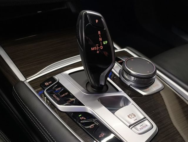 正18年 730i Luxury 2.0T - 5AT/360環景/四區恆溫/電動天窗/LED頭尾燈/14向通風電熱椅  第13張相片