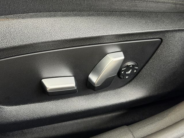 17/18年式 大改款 G30 520i Luxury 2.0L - 免鑰匙啟動/摸門解鎖/電尾門/盲點/定速/無線充電  第8張相片