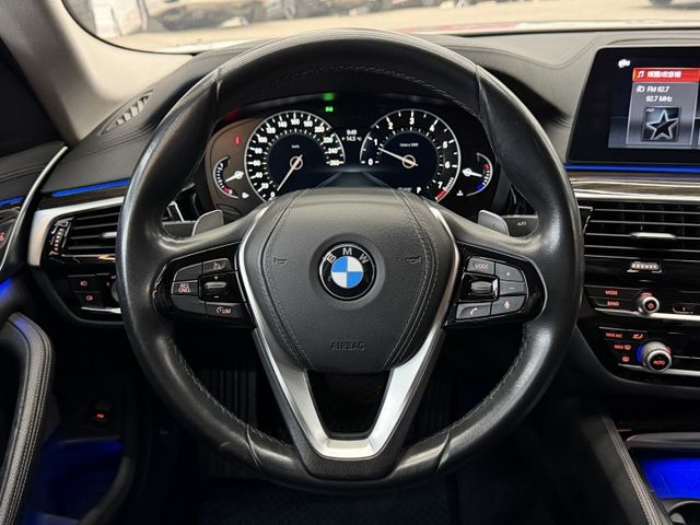 17/18年式 大改款 G30 520i Luxury 2.0L - 免鑰匙啟動/摸門解鎖/電尾門/盲點/定速/無線充電  第10張相片
