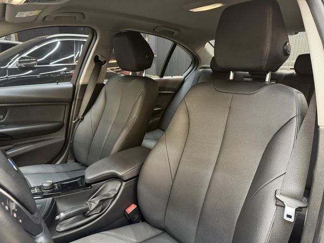 16/17年式 總代理 F30 318i 1.5L - 免鑰匙啟動/摸門解鎖/定速巡航/車道偏移/記憶電動椅/改裝鋁圈/  第6張相片