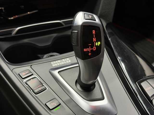 16/17年式 總代理 F30 318i 1.5L - 免鑰匙啟動/摸門解鎖/定速巡航/車道偏移/記憶電動椅/改裝鋁圈/  第14張相片