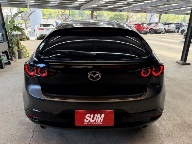 20/21年式 Mazda 3 5D 旗艦進化型 2.0L - 碳纖方向盤/跟車/BOSE/環景/改裝鋁圈/記憶電動椅  第4張相片