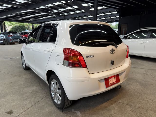 正13年 Yaris G版 1.5L - 原廠皮椅/恆溫空調/方向盤快控鍵/前霧燈/測速雷達偵測/15吋鋁圈/僅跑11萬  第3張相片