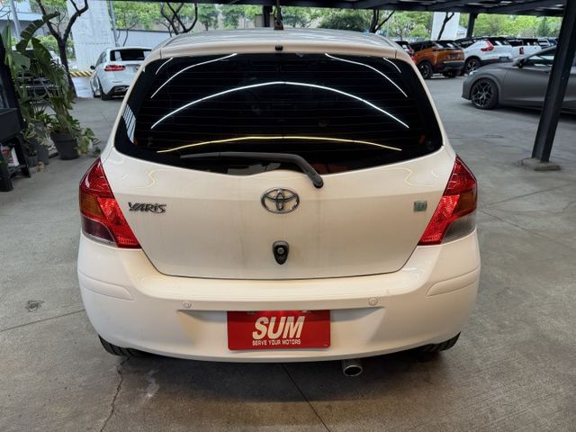 正13年 Yaris G版 1.5L - 原廠皮椅/恆溫空調/方向盤快控鍵/前霧燈/測速雷達偵測/15吋鋁圈/僅跑11萬  第4張相片