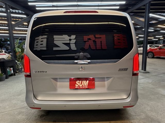 19/20年式 V220d 七人座 2.0L - 電動側滑門/環景影像/定速巡航/三區恆溫/LED頭尾燈/僅跑7萬公里  第4張相片