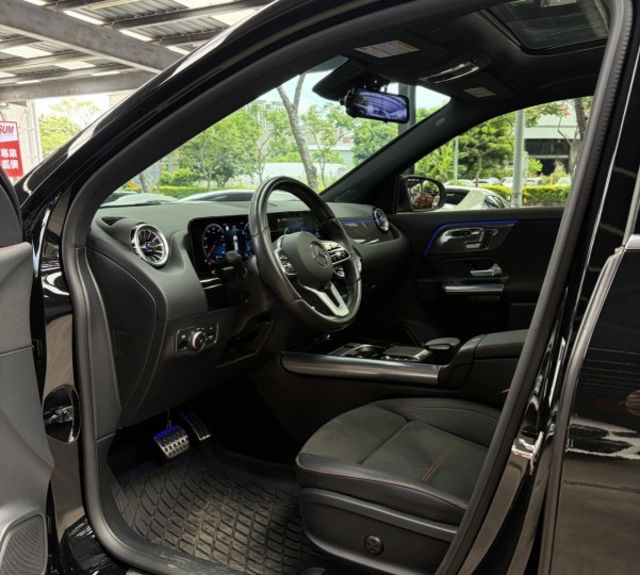 正22年 GLA250 4MATIC AMG 2.0L - 免鑰匙摸門/全景天窗/環景影像/Carplay/定速/氣氛燈  第3張相片