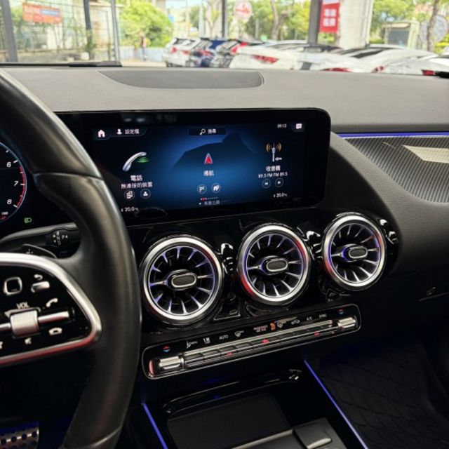 正22年 GLA250 4MATIC AMG 2.0L - 免鑰匙摸門/全景天窗/環景影像/Carplay/定速/氣氛燈  第9張相片