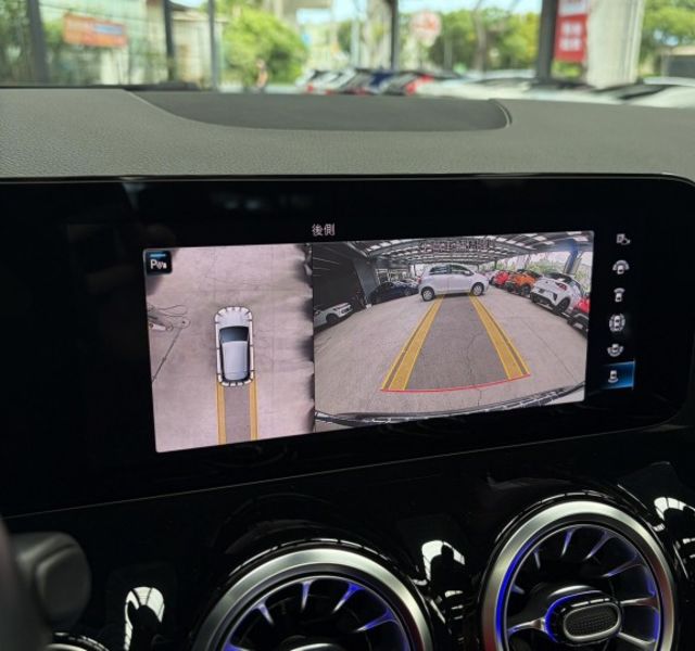 正22年 GLA250 4MATIC AMG 2.0L - 免鑰匙摸門/全景天窗/環景影像/Carplay/定速/氣氛燈  第10張相片