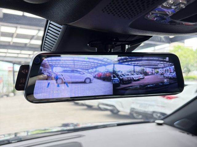 正22年 GLA250 4MATIC AMG 2.0L - 免鑰匙摸門/全景天窗/環景影像/Carplay/定速/氣氛燈  第11張相片