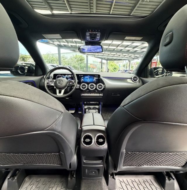 正22年 GLA250 4MATIC AMG 2.0L - 免鑰匙摸門/全景天窗/環景影像/Carplay/定速/氣氛燈  第13張相片