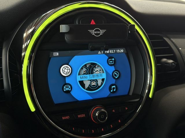 正18年 Mini Cooper Hatch 5D 1.5L - 油耗17.9kmL/免鑰匙摸門/定速巡航/LED頭尾燈  第14張相片