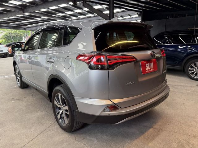 正17年 RAV4 豪華型 2.0L - 免鑰匙啟動/摸門解鎖/駕駛座電動調整/定速巡航/雙區恆溫空調/方向盤快控鍵  第3張相片