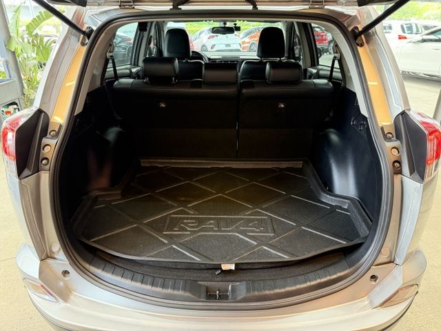 正17年 RAV4 豪華型 2.0L - 免鑰匙啟動/摸門解鎖/駕駛座電動調整/定速巡航/雙區恆溫空調/方向盤快控鍵  第5張相片