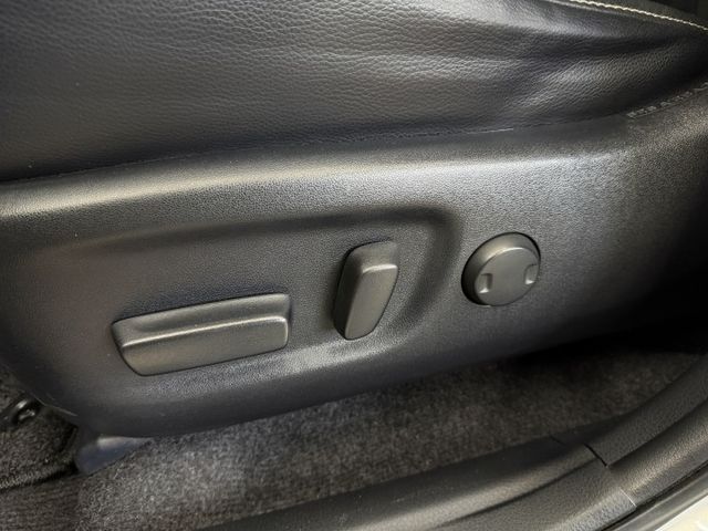 正17年 RAV4 豪華型 2.0L - 免鑰匙啟動/摸門解鎖/駕駛座電動調整/定速巡航/雙區恆溫空調/方向盤快控鍵  第8張相片