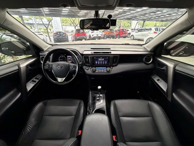 正17年 RAV4 豪華型 2.0L - 免鑰匙啟動/摸門解鎖/駕駛座電動調整/定速巡航/雙區恆溫空調/方向盤快控鍵  第9張相片