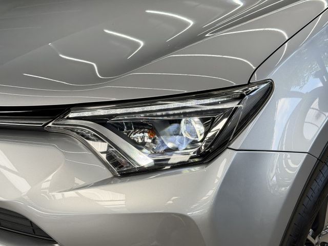 正17年 RAV4 豪華型 2.0L - 免鑰匙啟動/摸門解鎖/駕駛座電動調整/定速巡航/雙區恆溫空調/方向盤快控鍵  第15張相片