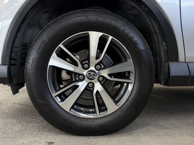 正17年 RAV4 豪華型 2.0L - 免鑰匙啟動/摸門解鎖/駕駛座電動調整/定速巡航/雙區恆溫空調/方向盤快控鍵  第16張相片