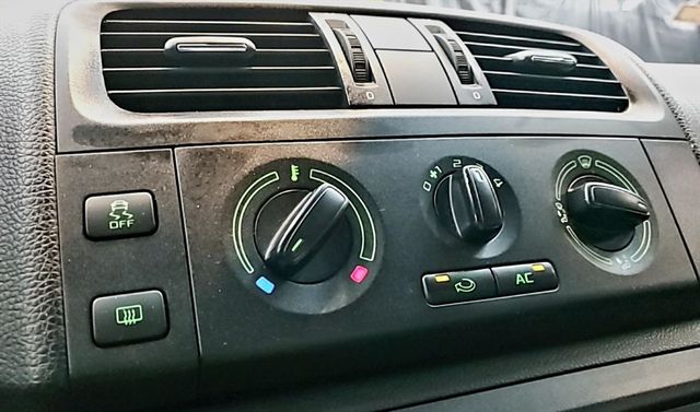 1.2 Tsi 皮椅 鋁圈 超優車況  第21張相片