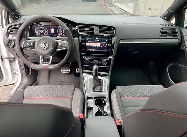VOLKSWAGEN福斯 GOLF GTI  第3張相片
