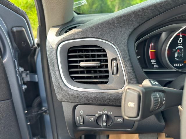 2018年VOLVO V40 2.0柴油 一級省油車  第13張相片