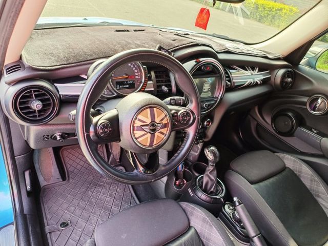 2016年 MINI HATCH 5D COOPER原版件 許多女生愛的可愛小車車  第15張相片