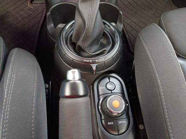 2016年 MINI HATCH 5D COOPER原版件 許多女生愛的可愛小車車  第17張相片