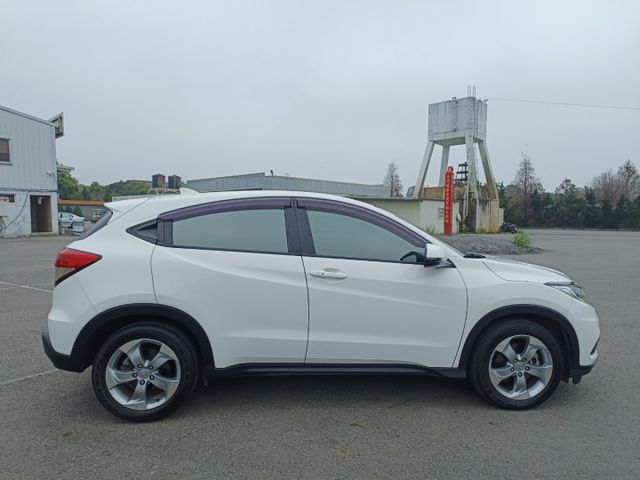 2020年 HONDA  HR-V 1.8 VTI-S 白 認證車 女生也愛小轎旅  第4張相片