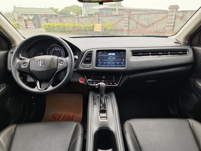 2020年 HONDA  HR-V 1.8 VTI-S 白 認證車 女生也愛小轎旅  第12張相片