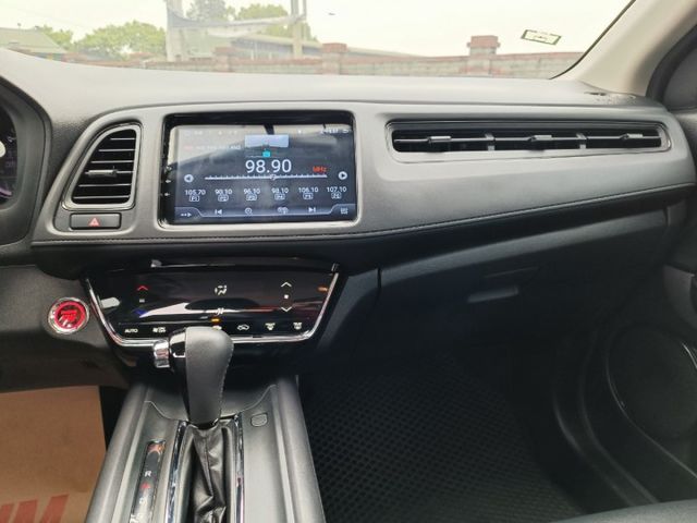 2020年 HONDA  HR-V 1.8 VTI-S 白 認證車 女生也愛小轎旅  第17張相片