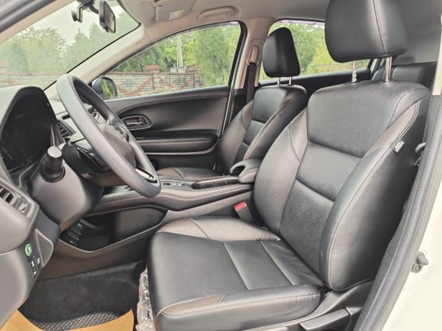 2020年 HONDA  HR-V 1.8 VTI-S 白 認證車 女生也愛小轎旅  第18張相片