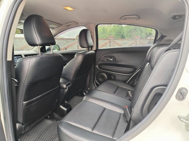 2020年 HONDA  HR-V 1.8 VTI-S 白 認證車 女生也愛小轎旅  第19張相片