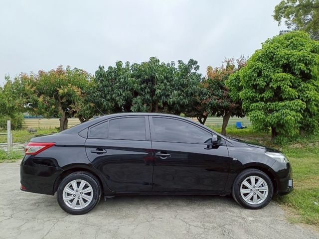 2017年 TOYOTA VIOS 1.5 黑  國民省油代步車來囉 低油耗讓你不怕風吹雨打  第5張相片