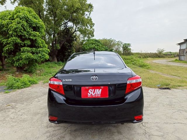 2017年 TOYOTA VIOS 1.5 黑  國民省油代步車來囉 低油耗讓你不怕風吹雨打  第7張相片