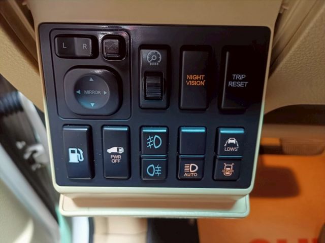 2013年Luxgen 7 MPV 旗艦型 白 渦輪增壓 電動側滑門 七人座  第13張相片